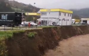 Obrušava se zemljište: Rijeka prijeti da “proguta” benzinsku pumpu i motel VIDEO