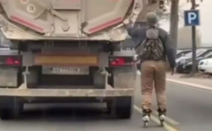 Ljudi posmatrali u nevjerici: Zakačio se za kamion na rolerima i vozio gradom VIDEO