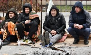 Drugi dan protesta u Sarajevu: Promrzli rudari skandiraju “Lopovi, lopovi”