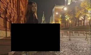 Iza brave 14 dana! Porno glumica u zatvoru zbog pokazivanja zadnjice kod Kremlja FOTO