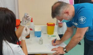 Ovaj put izabrao Moderninu vakcinu: Ministar Šeranić primio buster dozu protiv korone