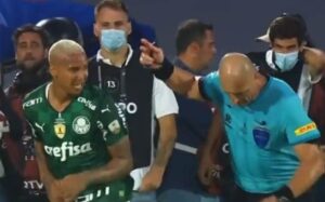 Najgore simuliranje u istoriji fudbala: Sudija ga dotakao po leđima, a on počeo da se previja od bolova VIDEO