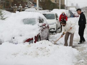 Zima pokazala zube: Snježne oluje izazvale kolaps, saobraćaj u prekidu VIDEO