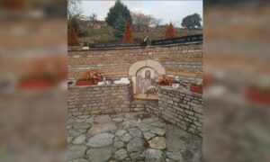 Novi napad na KiM: Oskrnavljen spomenik posvećen ubijenim i kidnapovanim Srbima