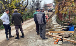 Sve se može kada se komšijske ruke slože: Mještani se udružili i sami proširili put