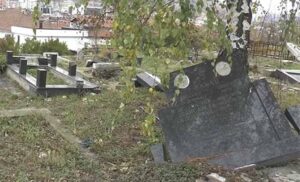 Tužan i sramotan prizor! Srbi zatekli srušene spomenike na Mitrovdanske zadušnice VIDEO