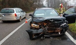 Intervenisali vatrogasci: Vozači povrijeđni u saobraćajnoj nesreći kod Prijedora