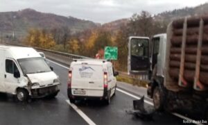 Saobraćajna nezgoda na autoputu: Formirale se kolone vozila