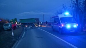 Teška saobraćajna nesreća: U sudaru automobila i kamiona smrtno stradala jedna osoba