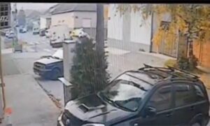 Povrijeđene tri osobe: Taksi se od siline udarca okrenuo na krov VIDEO
