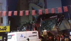 Počela operacija spasavanja: Srušila se poslovna zgrada, 10 ljudi zarobljeno u ruševinama