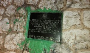 Novi vandalizam: Ponovo oskrnavljena spomen-ploča na Vracama