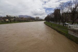Raste vodostaj rijeke Bosne u Doboju