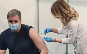 Lider Srbije ponovo birao “Sinofarm”: Vučić primio treću dozu vakcine protiv korone VIDEO