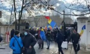 Spriječeni u svojoj namjeri: Demonstranti pokušali da uđu u zgradu parlamenta