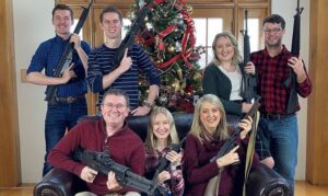 Nakon masakra u školi, američki kongresmen objavio porodičnu fotografiju s oružjem u rukama