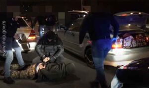 Vozač pokušao da pobjegne: Policija zaustavila BMW, u gepeku bilo 50 kg droge VIDEO