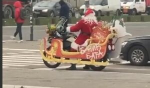 Stigao Božić Bata da uljepša praznike: “Sankama” se vozio gradom VIDEO