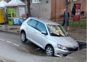 Nesvakidašnja situacija: Otvorio se asfalt, automobil skoro nestao FOTO