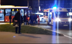 Odmah prevezena u bolnicu: Autobus “pokosio” djevojku na pješačkom prelazu