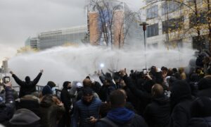 Mirna šetnja završila haosom: Vodeni top i suzavac upotrijebljeni protiv demonstanata