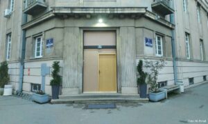 Građani ostali iznenađeni: Šta se desilo sa ulaznim vratima Ekonomske škole u Banjaluci? FOTO