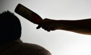 Letjele flaše po kafiću: Nakon svađe muškarac pogodio bocom ženu u glavu