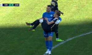Igrač se povrijedio u toku utakmice: Golman ga nosio kao dijete VIDEO