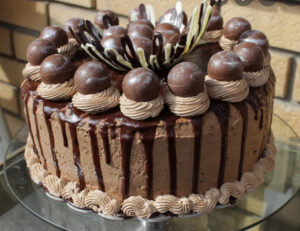 Napravite ovu prelijepu poslasticu: Ukusna torta sa kinder čokoladom