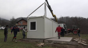 Dobili krov nad glavom: Tročlanoj porodici Tomić dopremljen stambeni kontejner VIDEO