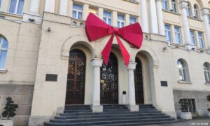 Prvi put u Banjaluci: Zgrada Gradske uprave dobila ukras