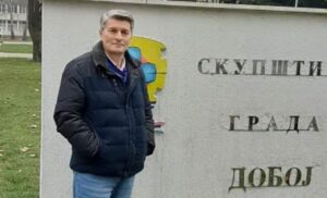 Mehmedović prkosi Dodiku: U Doboju se fotografisao ispred zgrade GO SNSD-a