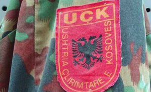 “Opasna provokacija”: Zastave Albanije i OVK vijore se u sjevernoj Kosovskoj Mitrovici