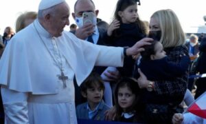 Papa doputovao u Atinu: Poglavara dočekao veliki broj ljudi na aerodromu