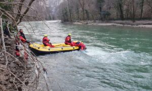 Pao u rijeku: Muškarac poginuo dok se spuštao gumenim čamcem