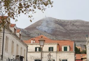 Na planini Leotar podmetnu požar: Trebinjski vatrogasci se bore sa vatrom