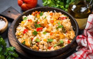Priremite tradicionalno jelo: Ukusna riža sa piletinom i povrćem