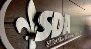 SDA: Izjednačavanjem odgovornosti strana međunarodna zajednica ohrabruje Dodika