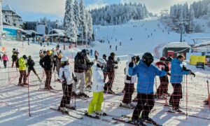 Turisti hrle na planinu: Za 65 dana na Јahorini skijalo više od 200.000 skijaša