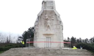 Nadležne službe zabranile prilaz: Ograđen spomenik na Banj brdu