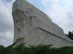 Vladi Republike Srpske upućen javni apel: Obnoviti Spomenik palim Krajišnicima na Banj brdu