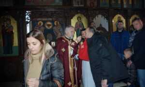 Prisustvovao veliki broj vjernika: Služena sveta liturgija u hramu Svetog Vasilija Ostroškog