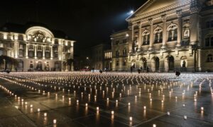 Za žrtve virusa korona: Na trgu zapaljeno više od 11 hiljada svijeća