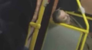 Snimanje i smijeh: Muškarca bez svijesti vrata autobusa udarala u glavu VIDEO