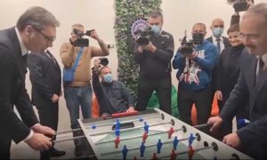 Vučić i ambasador SAD odigrali partiju stonog fudbala: “Plavi uvijek pobjeđuju crvene”