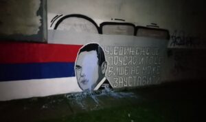 Nije dugo potrajao: Vulinov mural u Banjaluci uništen plavom farbom