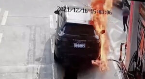 Zabilježen jeziv incident: Muškarac polio auto benzinom i zapalio ga dok je žena bila unutra VIDEO