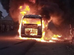 Tijela izgorjela do neprepoznatljivosti: Naoružani ljudi zapalili autobus sa putnicima