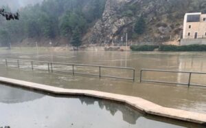 Službe u stanju pripravnosti: Rijeka Zrmanja se izlila iz korita, poplavljen jedan gradić FOTO