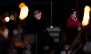 Oproštajna svečanost! Angelu Merkel ispratila vojska uz veliku ceremoniju pod bakljama VIDEO